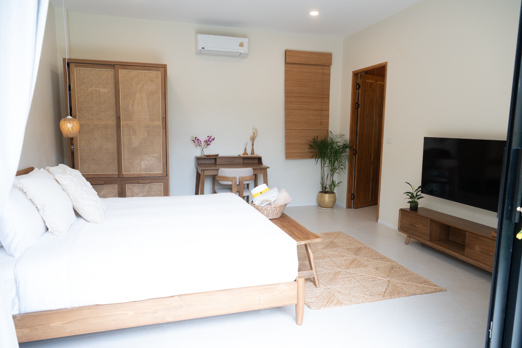 Balcony Junior Suite bedroom with king bed, desk and television